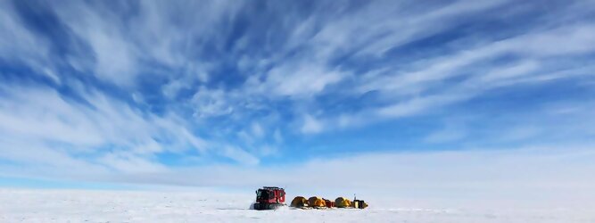 Aktiv beliebtes Urlaubsziel – Antarktis - Null Bewohner, Millionen Pinguine und feste Dimensionen. Am südlichen Ende der Erde, wo die Sonne nur zwischen Frühjahr und Herbst über dem Horizont aufgeht, liegt der 7. Kontinent, die Antarktis. Riesig, bis auf ein paar Forscher unbewohnt und ohne offiziellen Besitzer. Eine Welt, die überrascht, bevor Sie sie sehen. Deshalb ist ein Besuch definitiv etwas für die Schatzkiste der Erinnerung und allein die Ausmaße dieser Destination sind eine Sache für sich. Du trittst aus deinem gemütlichen Hotelzimmer und es begrüßt dich die warme italienische Sonne. Du blickst auf den atemberaubenden Gardasee, der in zahlreichen Blautönen schimmert - von tiefem Dunkelblau bis zu funkelndem Türkis. Majestätische Berge umgeben dich, während die Brise sanft deine Haut streichelt und der Duft von blühenden Zitronenbäumen deine Nase kitzelt. Du schlenderst die malerischen, engen Gassen entlang, vorbei an farbenfrohen, blumengeschmückten Häusern. Vereinzelt unterbricht das fröhliche Lachen der Einheimischen die friedvolle Stille. Du fühlst dich wie in einem Traum, der nicht enden will. Jeder Schritt führt dich zu neuen Entdeckungen und Abenteuern. Du probierst die köstliche italienische Küche mit ihren frischen Zutaten und verführerischen Aromen. Die Sonne geht langsam unter und taucht den Himmel in ein leuchtendes Orange-rot - ein spektakulärer Anblick.