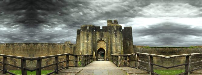 Reisetipps - Caerphilly Castle - ein Bollwerk aus dem 13. Jahrhundert in Wales, Vereinigtes Königreich. Mit einem aufsehenerregenden Turm, der schiefer ist wie der Schiefe Turm zu Pisa. Wie jede Burg mit Prestige, hat sie auch einen Geist, „The Green Lady“ spukt in den Gemächern, wo ihr Geliebter den Tod fand. Wo man in Wales oft – und nicht ohne Grund – das Gefühl hat, dass ein Schloss ziemlich gleich ist, ist Caerphilly Castle bei Cardiff eine sehr willkommene Abwechslung. Die Burg ist nicht nur deutlich größer, sondern auch älter als die Burgen, die später von Edward I. als Ring um Snowdonia gebaut wurden.