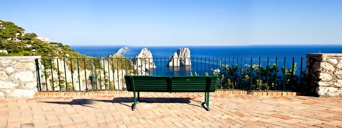 Trip Aktiv Reiseland - Capri ist eine blühende Insel mit weißen Gebäuden, die einen schönen Kontrast zum tiefen Blau des Meeres bilden. Die durchschnittlichen Frühlings- und Herbsttemperaturen liegen bei etwa 14°-16°C, die besten Reisemonate sind April, Mai, Juni, September und Oktober. Auch in den Wintermonaten sorgt das milde Klima für Wohlbefinden und eine üppige Vegetation. Die beliebtesten Orte für Capri Ferien, locken mit besten Angebote für Hotels und Ferienunterkünfte mit Werbeaktionen, Rabatten, Sonderangebote für Capri Urlaub buchen.
