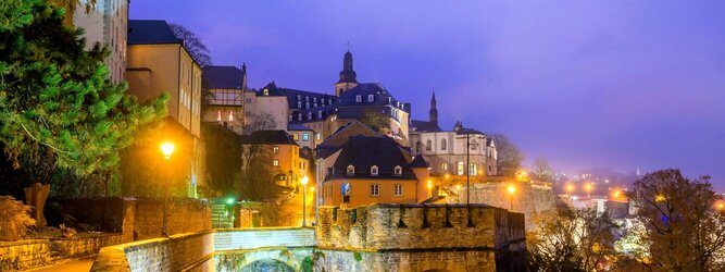 Trip Aktiv Feriendestination Luxemburg - Romantik pur zum Valentinstag, beschenke deine Liebsten mit idyllisch abendlicher Traumzeit in der bezaubernden mittelalterlichen Altstadt von Luxemburg. Hand in Hand spazieren, an der malerischen Flusspromenade der gemächlich träge fließenden Alzette. Die Cafés, Bars, Pubs sind lebhaft besucht, schummriges Kerzenlicht verbreitet ein wohlig gemütliches Ambiente, man genießt die Freuden des Lebens entspannt, locker, lässig. Charmant, romantisches Flair breitet sich über die sanft beleuchtete Felskulisse und Kasematten, bis hinauf zur Festungsanlage von Luxemburg. Die beliebtesten Orte für Ferien in Luxemburg, locken mit besten Angebote für Hotels und Ferienunterkünfte mit Werbeaktionen, Rabatten, Sonderangebote für Luxemburg Urlaub buchen.