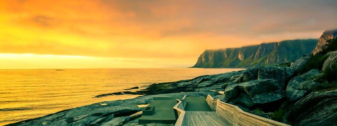 Trip Aktiv Ferienhaus Norwegen – Schwindelfrei auf Preikestolen – die spektakuläre Felskanzel erhebt sich als steile Plateauklippe über dem Lysefjord. Die Aussicht über den Fjord ist atemberaubend, schwindelfrei sein ist Voraussetzung. Es lohnt sich auf jeden Fall, schon mitten in der Nacht aufzustehen, um den magischen Moment des überwältigend schönen Sonnenaufgangs mitzuerleben, grandios wie sich die ersten Sonnenstrahlen in den steilen Felswänden verfangen und die Bergmauern zum Leuchten bringen. Dieser Augenblick inspiriert zur Demut und Dankbarkeit. Die beliebtesten Orte für Ferien in Norwegen, locken mit besten Angebote für Hotels und Ferienunterkünfte mit Werbeaktionen, Rabatten, Sonderangebote für Norwegen Urlaub buchen.