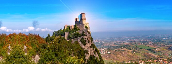 Trip Aktiv Urlaubsdestination - San Marino – Hol ihn dir – den heißbegehrten Einreise-Stempel von San Marino. Nimm deinen Reisepass, besuche die örtliche Tourismusbehörde, hier wird die kleine Trophäe in dein Reisedokument gestempelt, es sieht gut aus und ist eine supertolle Urlaubserinnerung. Dieses neue Trendy-Reiselust-Souvenir passt ausgezeichnet zu den anderen außergewöhnlichen Stempeln deiner vergangenen Reisen. San Marino ist ein sehr interessanter Zwergstaat, eine Enklave, vollständig von Italien umgeben, eine der ältesten bestehenden Republiken und eines der reichsten Länder der Welt. Die beliebtesten Orte für Ferien in San Marino, locken mit besten Angebote für Hotels und Ferienunterkünfte mit Werbeaktionen, Rabatten, Sonderangebote für San Marino Urlaub buchen.